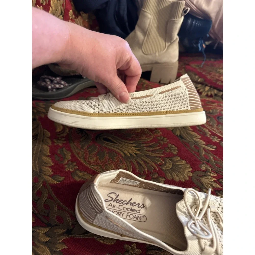 Women's Size 7.5 Sketchers Coastal Drive Sneakers